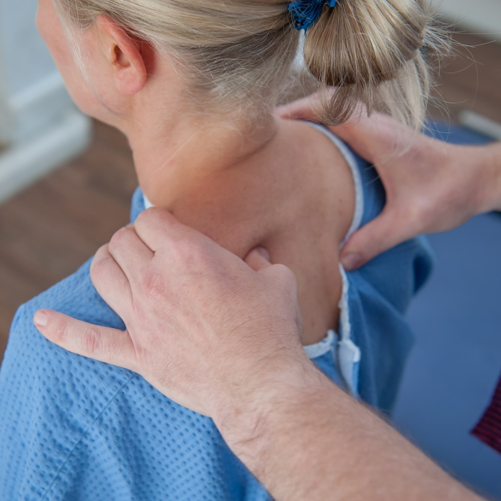 Chiropractor giving back treatment - GCC Homepage